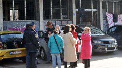 Ispred zgrade SodaSo okupio se mali broj građana (Foto: D. Zabuš)